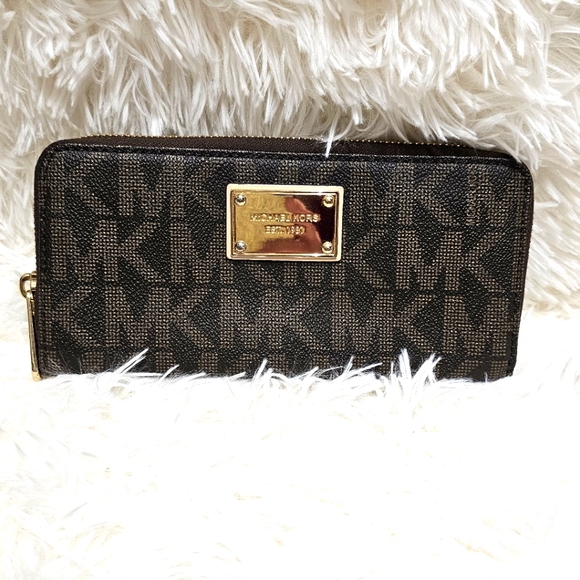 Michael Kor's EUC Jet Set  Continental Logo Brown Leather Zip Around Wallet - Picture 1 of 11